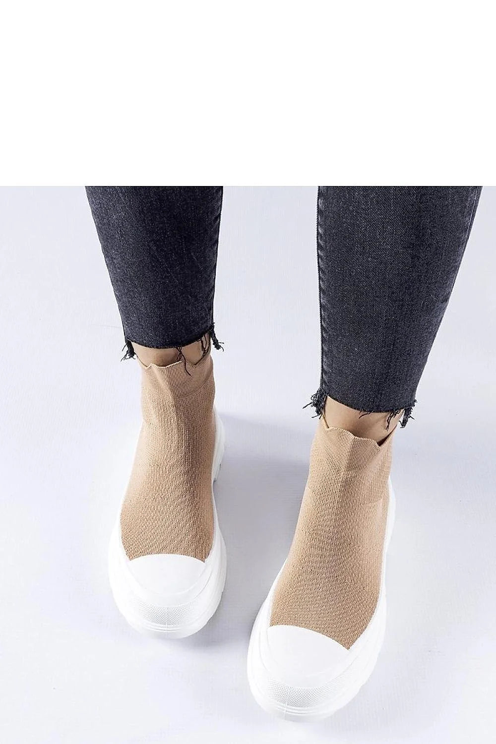 baskets femmes moderne minimaliste chaussette montante maille tricot extensible respirante beige semelle blanche epaisse crantee antiderapante amortissante maintien