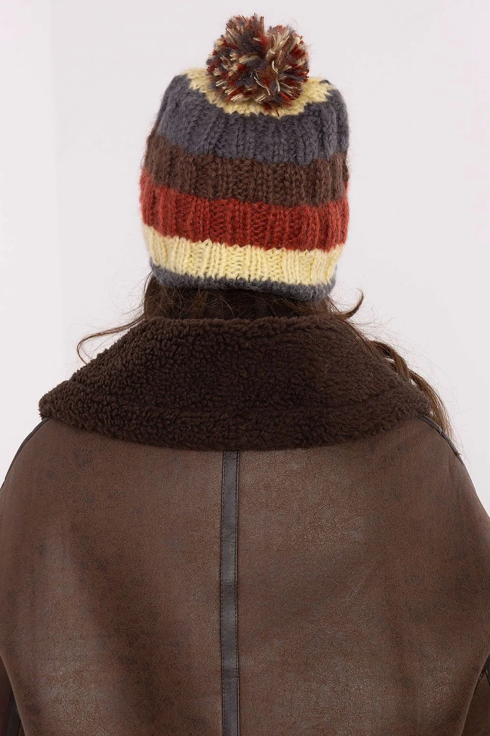 Bonnet d'hiver en tricot pour femme style casual bandes colorées pompon duveteux chaleureux et confortable