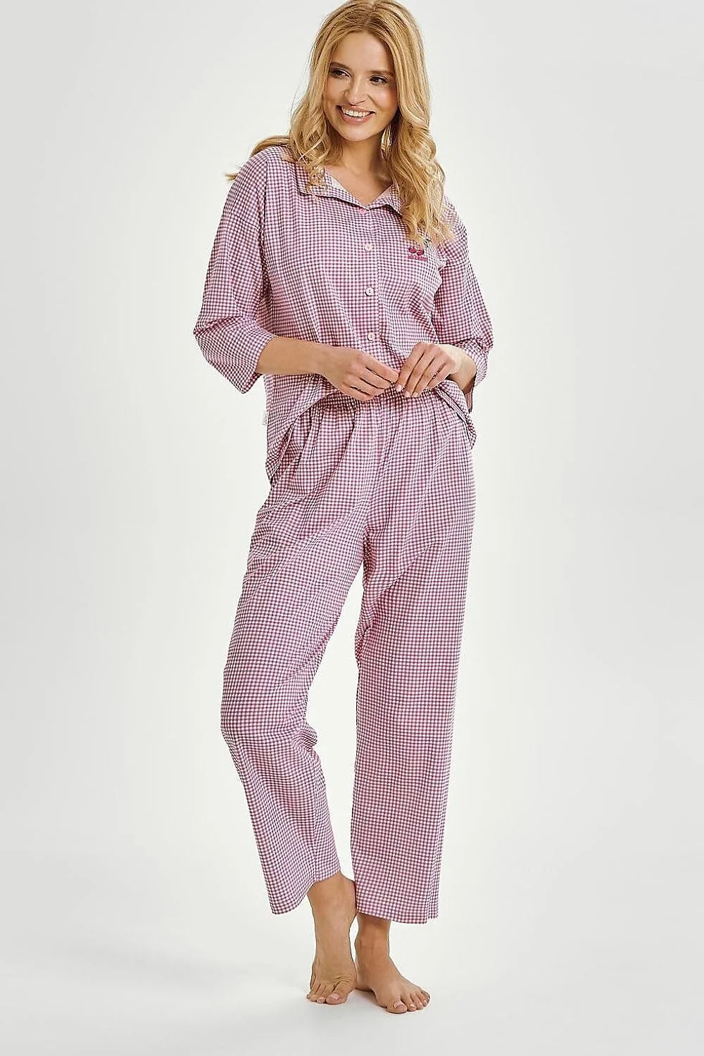 pyjama femme deux pièces chemisier boutonné col classique manches trois quarts poche poitrine brodée pantalon élastique coton vichy rose confortable
