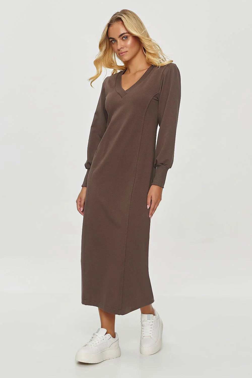 Robe de jour Makadamia couleur marron coupe longue droite col V manches bouffantes ajustables femmes