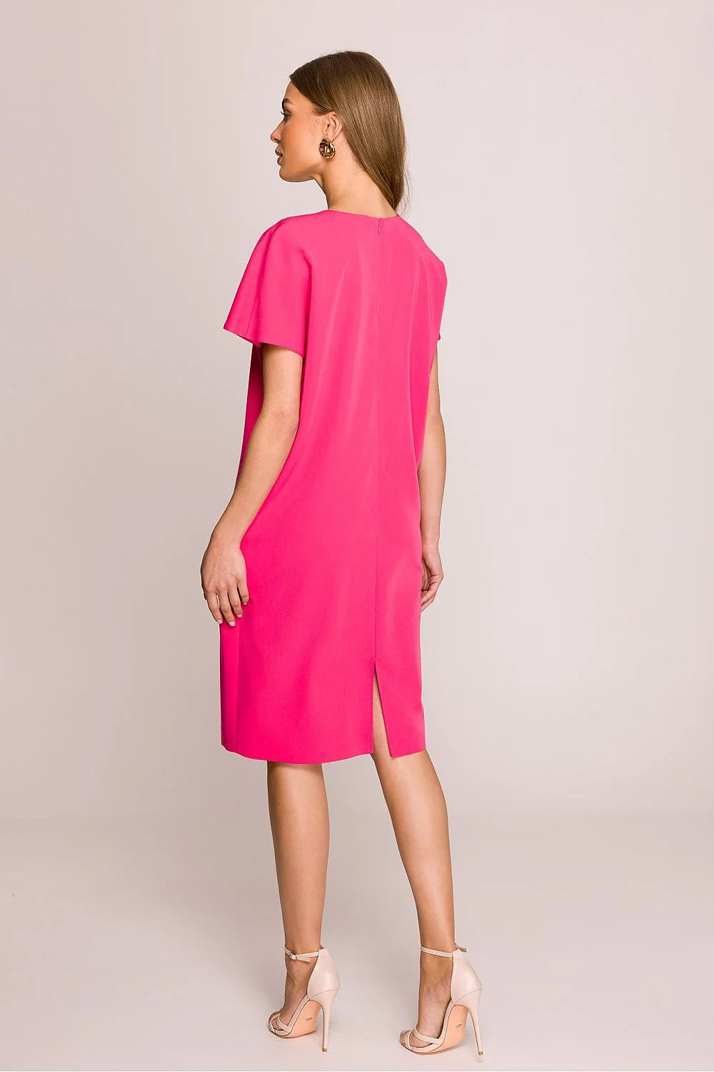 Robe de jour moderne élégante femme couleur rose vif encolure V manches courtes longueur genou poches latérales tissu fluide