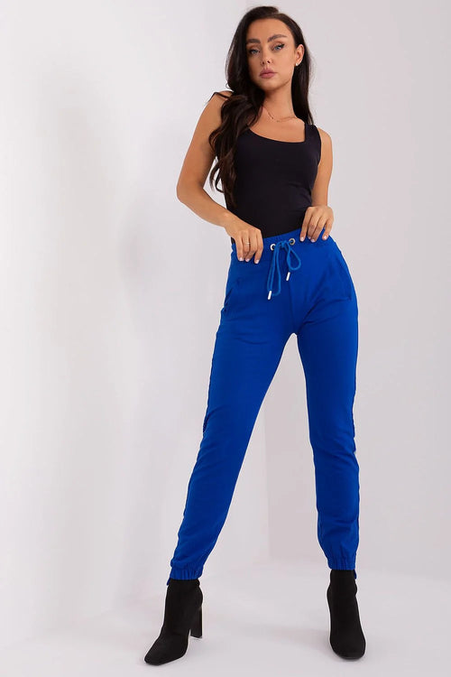 Outfit femme moderne Casual Tank top sans manches noir Pantalons joggers bleu cobalt élastique taille ajustable tenue élégante sportive