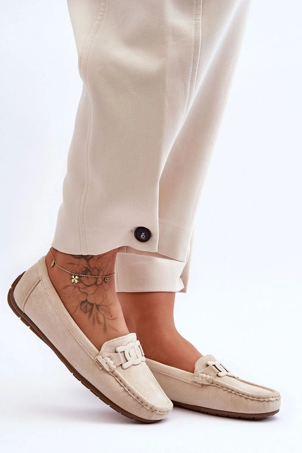 mocassins femme daim synthétique beige slipon bout rond surpiqûres chaîne maillons semelle gomme marron talon plat confortable perforée