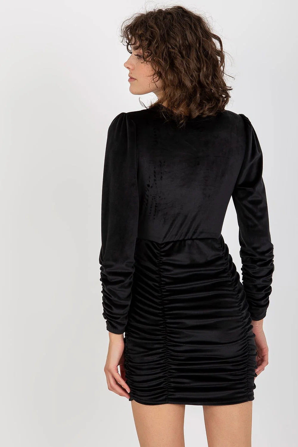 Robe de soirée élégante en velours rose vif manches longues décolleté en V croisé silhouette moulante femme