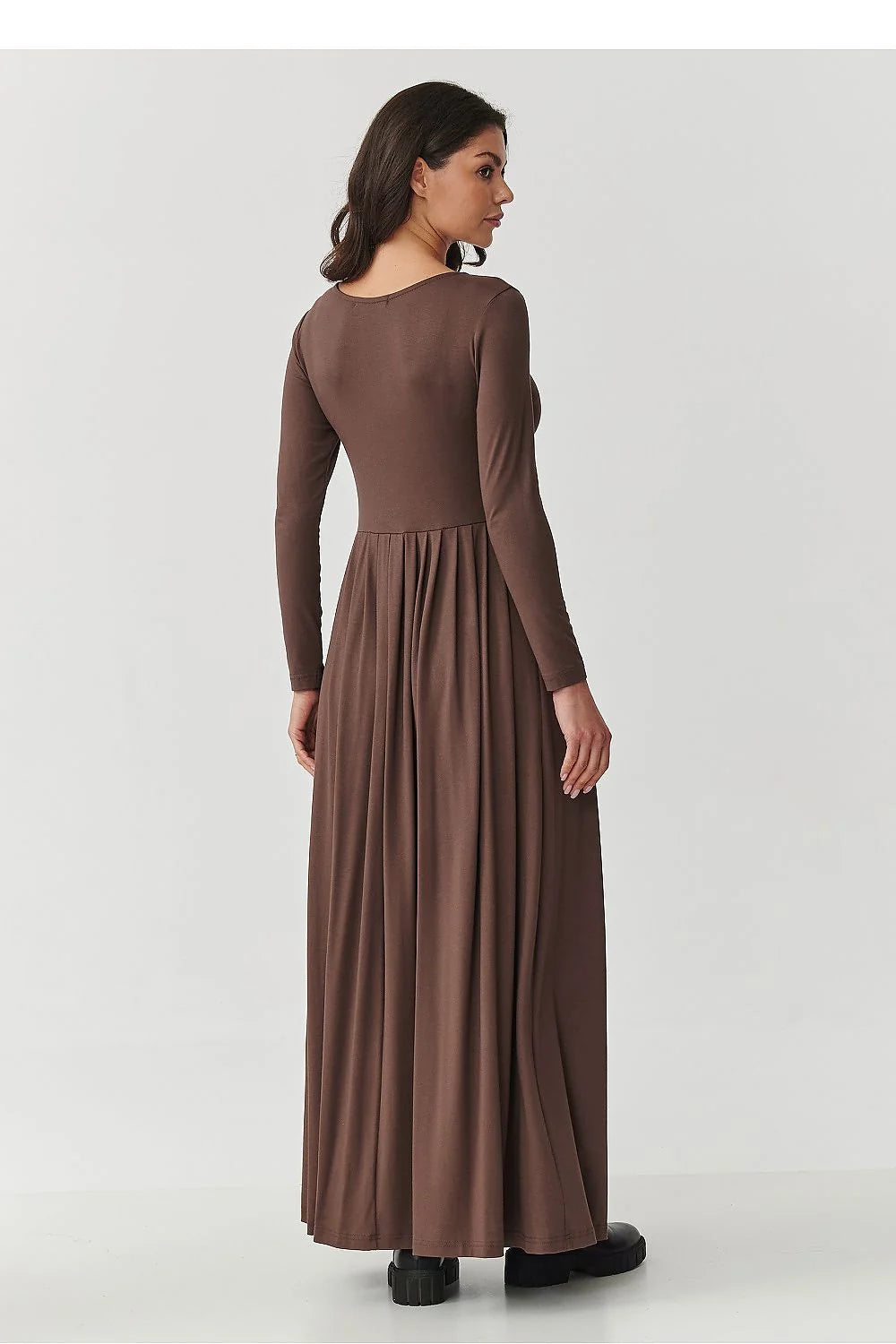 robe longue maxi marron chocolat manches longues encolure ronde buste ajusté taille cintrée jupe plissée fente avant jersey extensible viscose