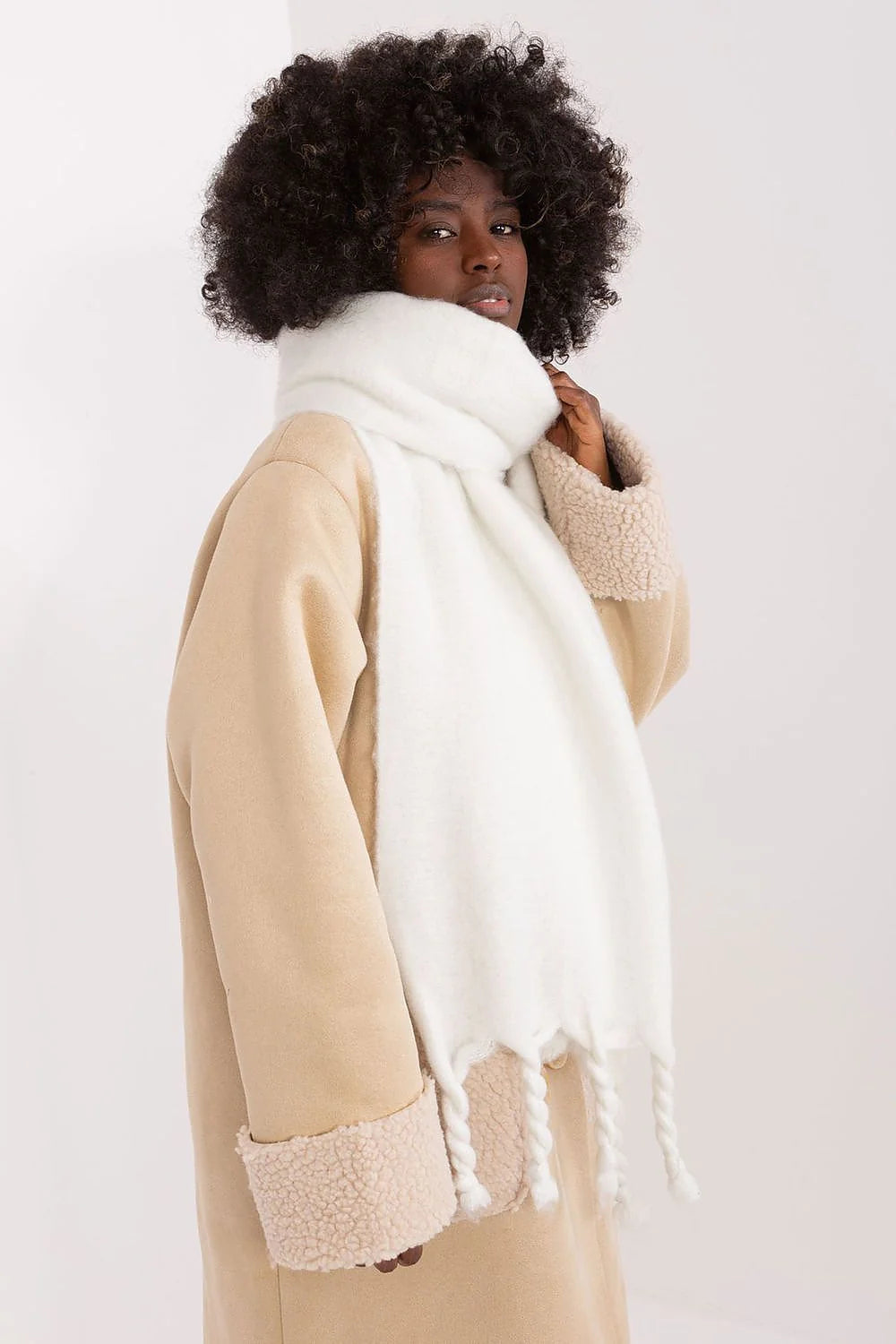 Manteau élégant pour femme longueur maxi en suède synthétique avec écharpe fourrure blanche franges torsadées mode hiver