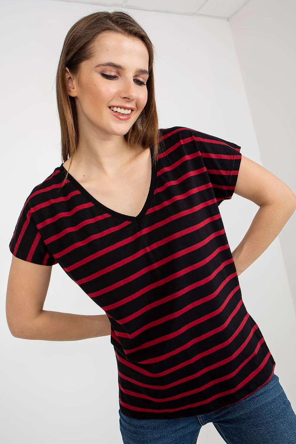 T-shirt femme manches courtes col V rayures horizontales noir et rouge coton élasthanne taille ajustée