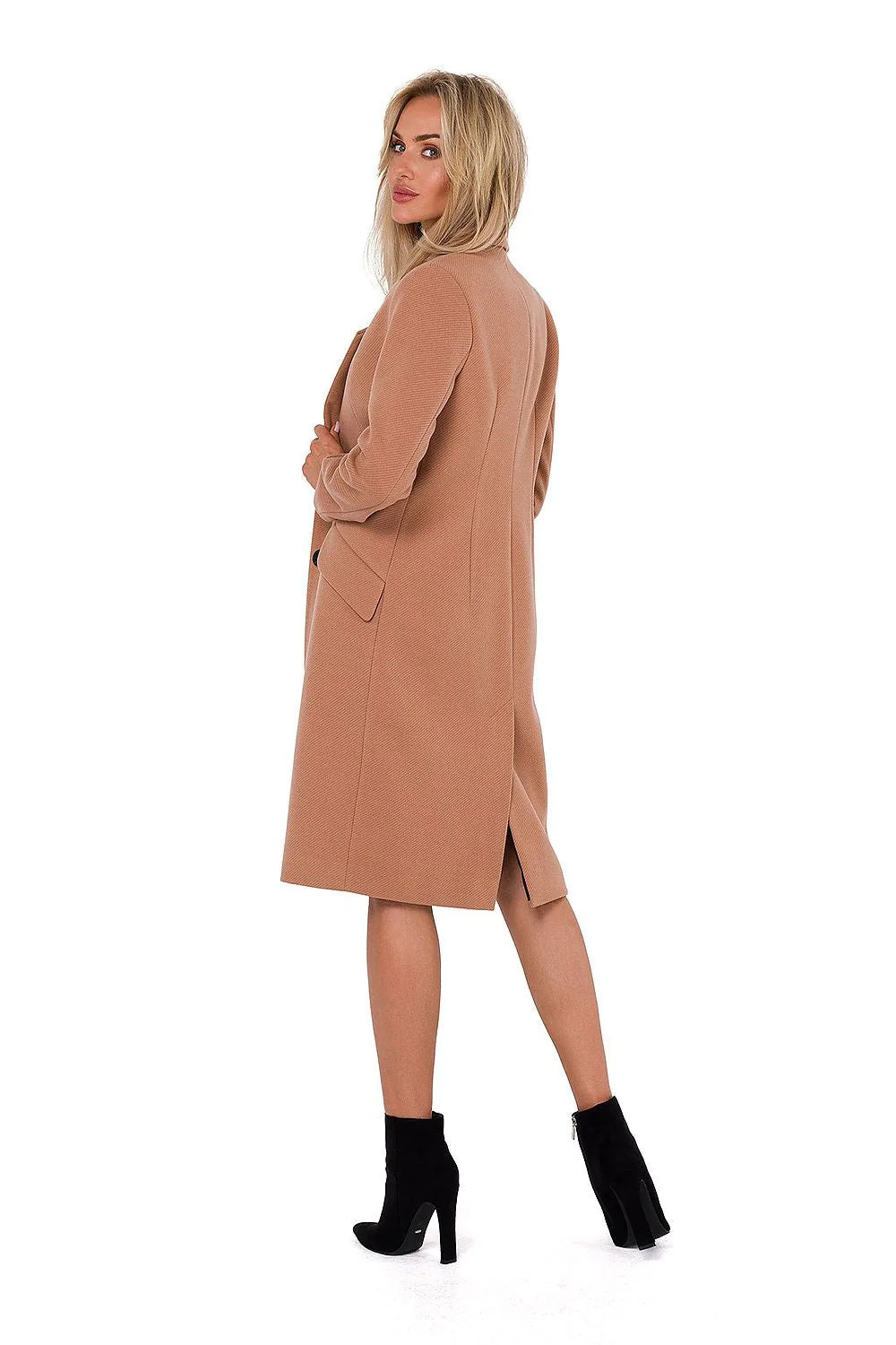 Manteau pour femme en flanelle classique couleur camel coupe droite col matelassé boutons noirs poches inclinées