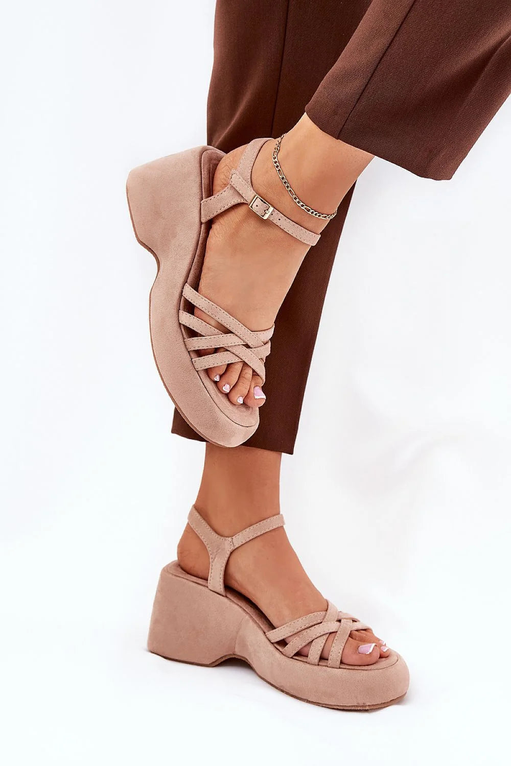 Sandales femmes plateforme talon compensé design élégant modern style cross strap cuir suédé beige clair ajustable confort tout le jour