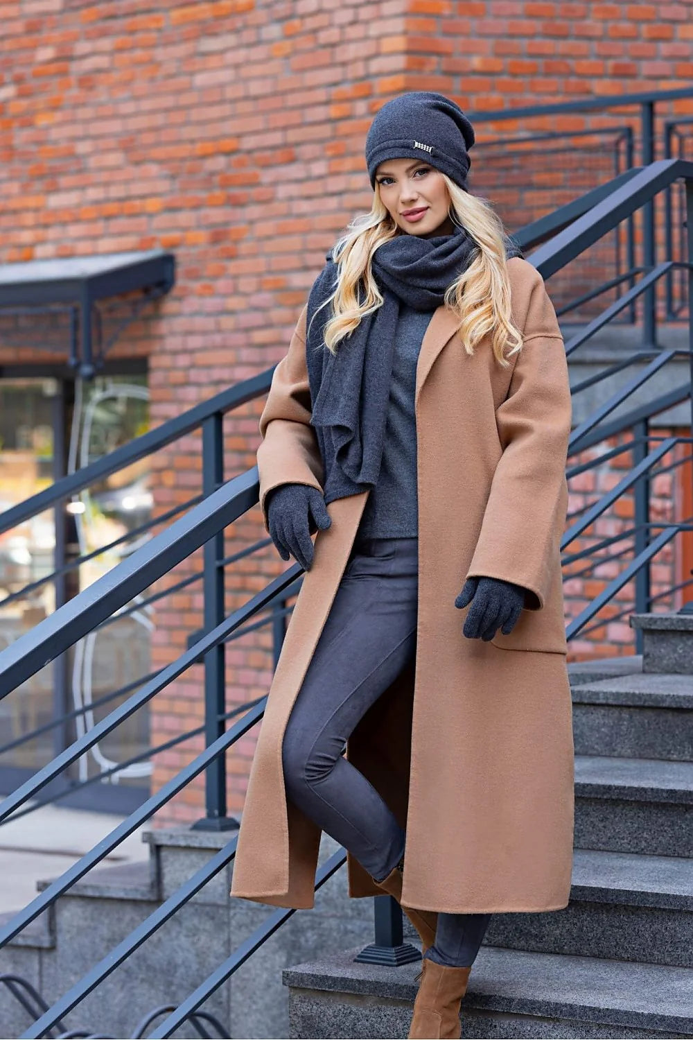 Ensemble hiver élégant pour femme bonnet écharpe manteau gants gris anthracite camel laine confort style