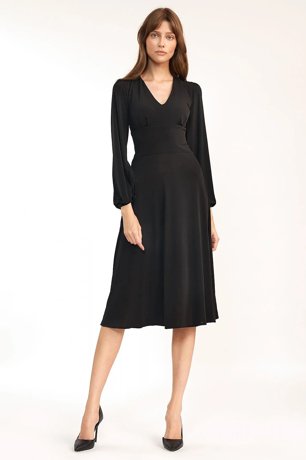 robe midi émeraude mate élégante manches longues bouffantes poignets froncés décolleté V taille empire ajustée ceinture marquée coupe évasée fluide