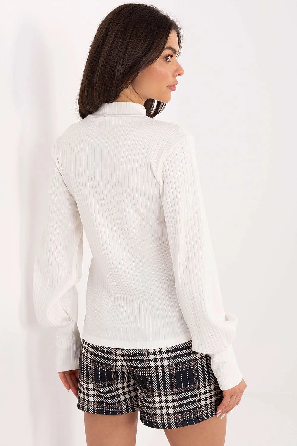 pull col montant côtelé blanc cassé manches bouffantes longues poignets resserrés maille fine extensible coupe légèrement ajustée coton élasthanne confortable