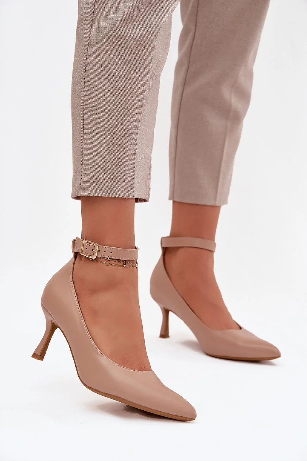 escarpins femme cuir écologique nude beige bout pointu bride cheville boucle dorée talon fin kitten élégant confortable bureau cérémonie