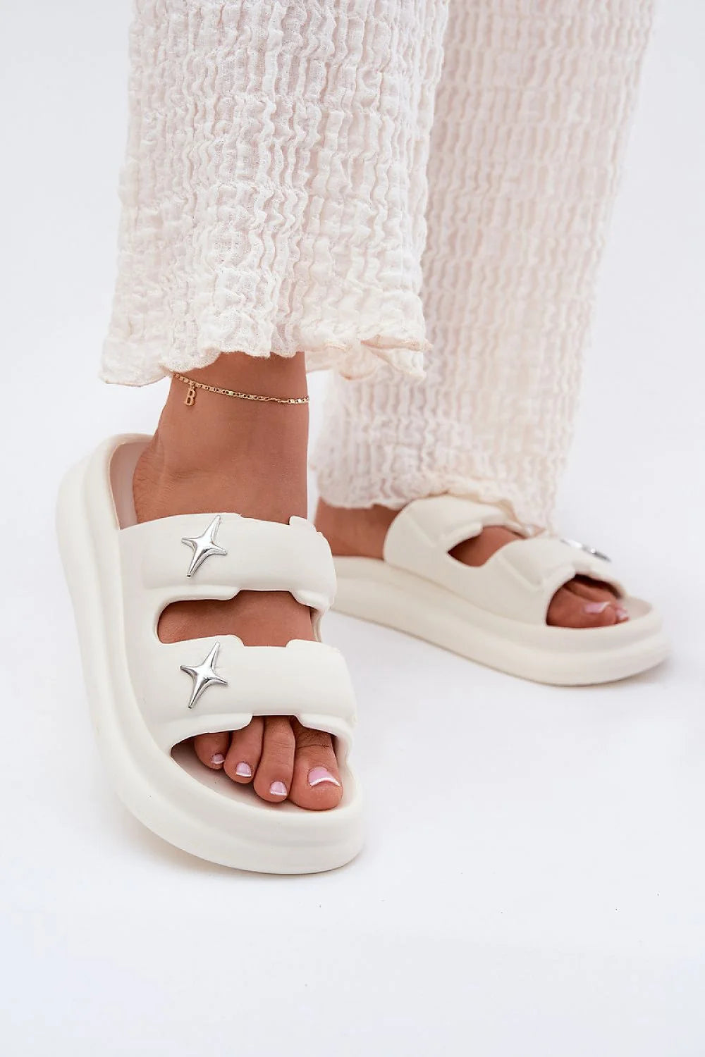 Sandales femmes style moderne design épuré confort exceptionnel mousse et métal étoiles argentées occasions multiples tailles 36 à 41