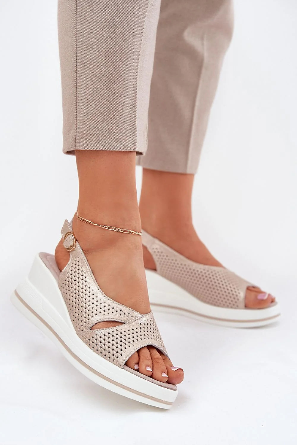 Sandales femmes design moderne cuir naturel haute qualité ajustement parfait talon compensé beige doré aération perforations