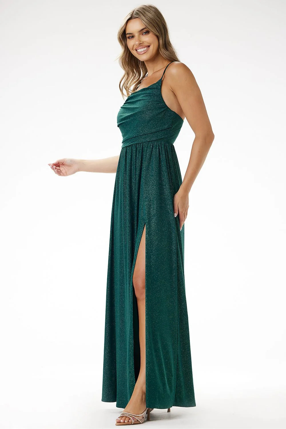 Robe de soirée longue évasée vert émeraude fente latérale finitions métalliques Jersey bretelles fines taille cintrée femme élégance moderne