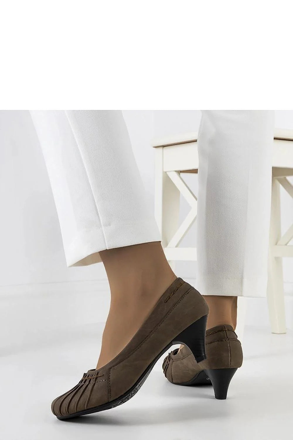 Escarpins élégants pour femme à bouts arrondis en cuir synthétique brun, talons moyens, plissés, confortables, idéaux pour le bureau et les événements