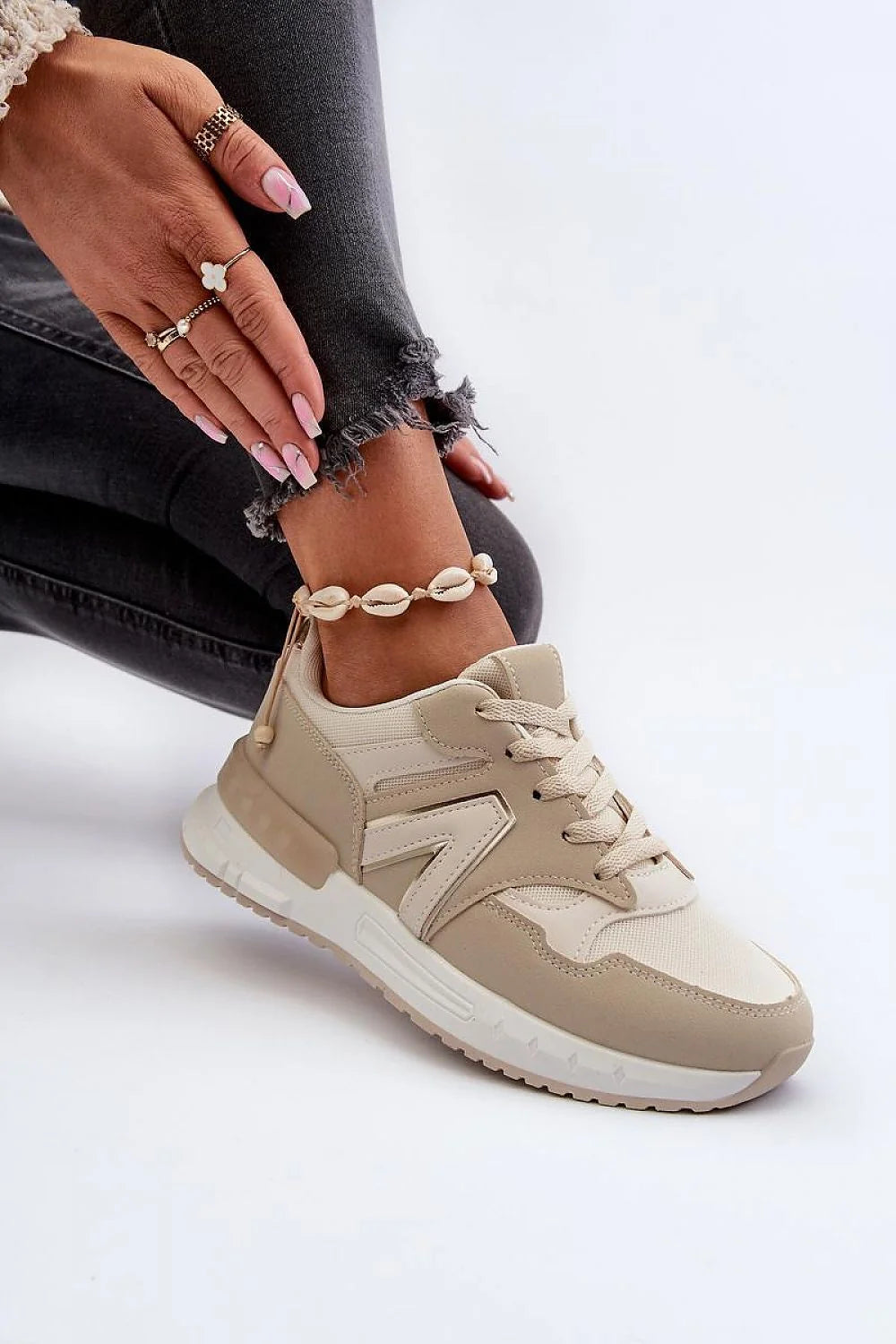 Chaussures de sport élégantes pour femmes, design moderne, plateforme délicate, confort maximal, style polyvalent, cuir artificiel, semelle piano, hauteur tige 7.5 cm, tailles 36-41