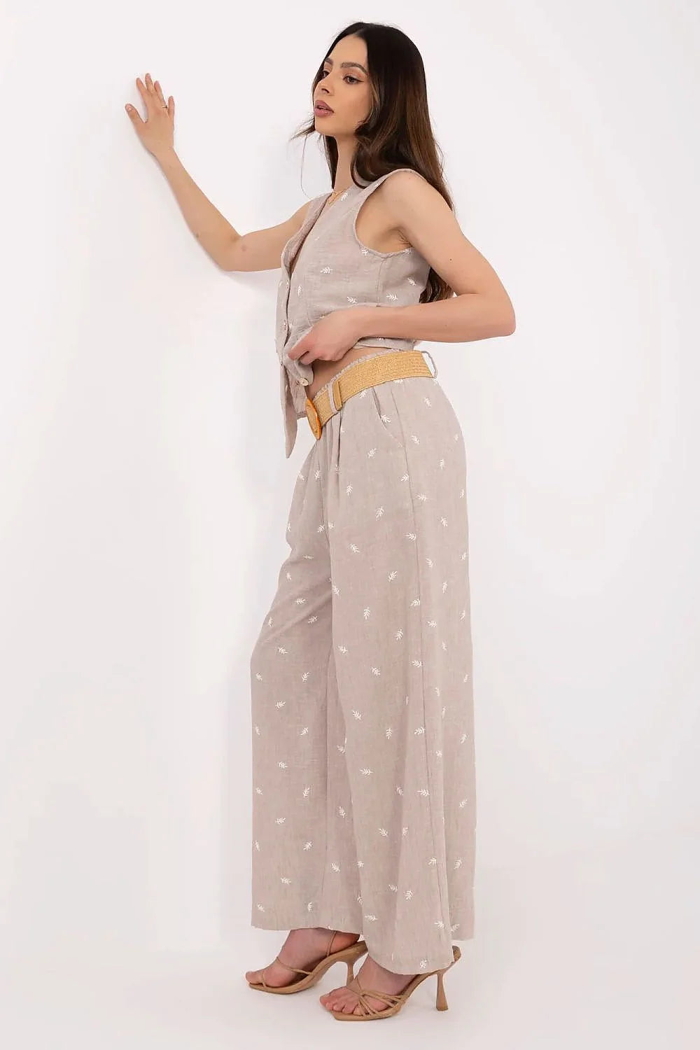 Ensemble féminin Italie Moda gilet sans manches pantalon large V-neck broderie feuilles lin beige été日常 use travail élégant confortable