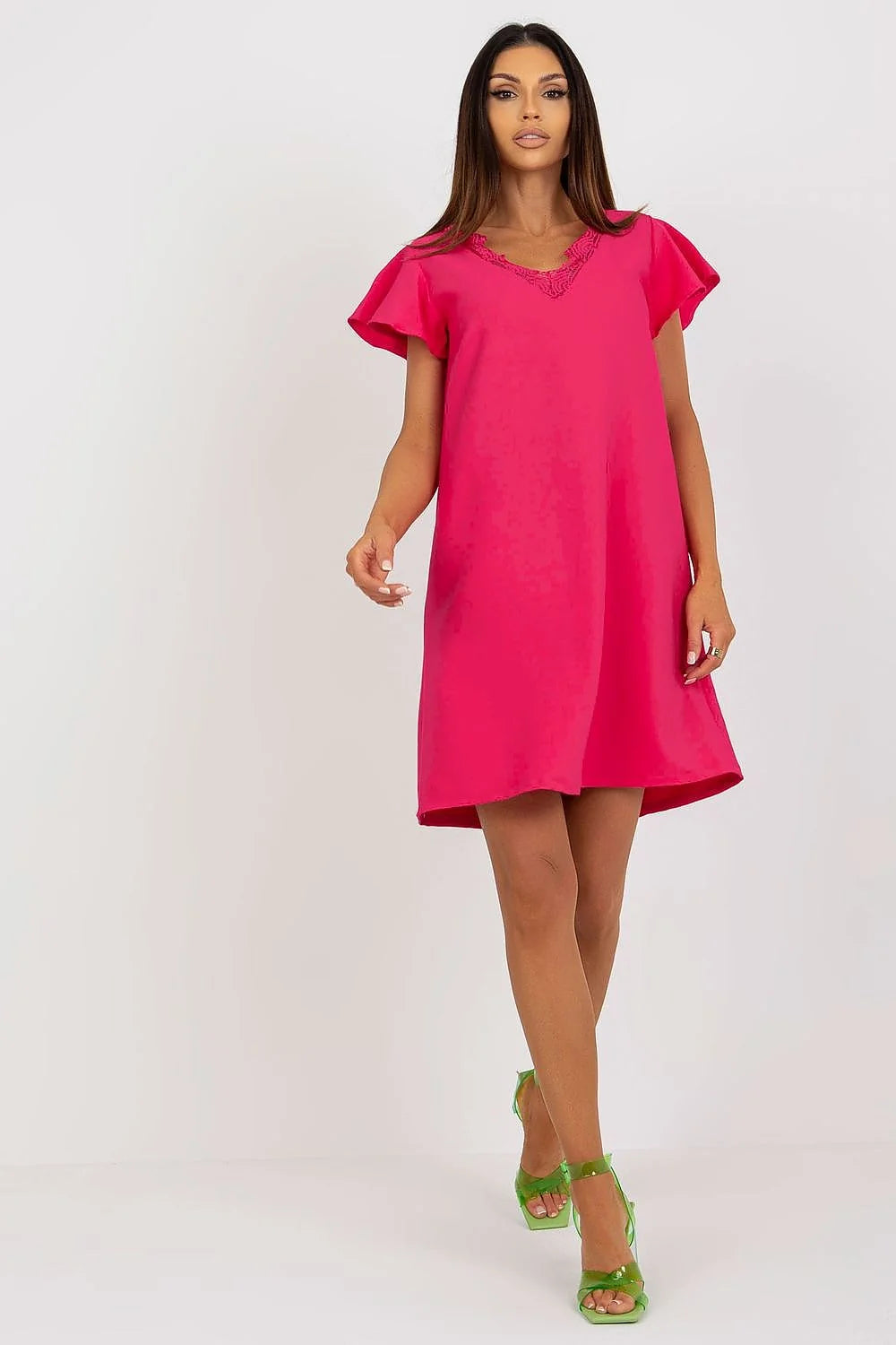 Robe de jour Rue Paris rose vif manches volantées encolure V broderie ton sur ton coupe droite genoux tailleur tissu fluide polyester 100% Tailles S M L XL femme