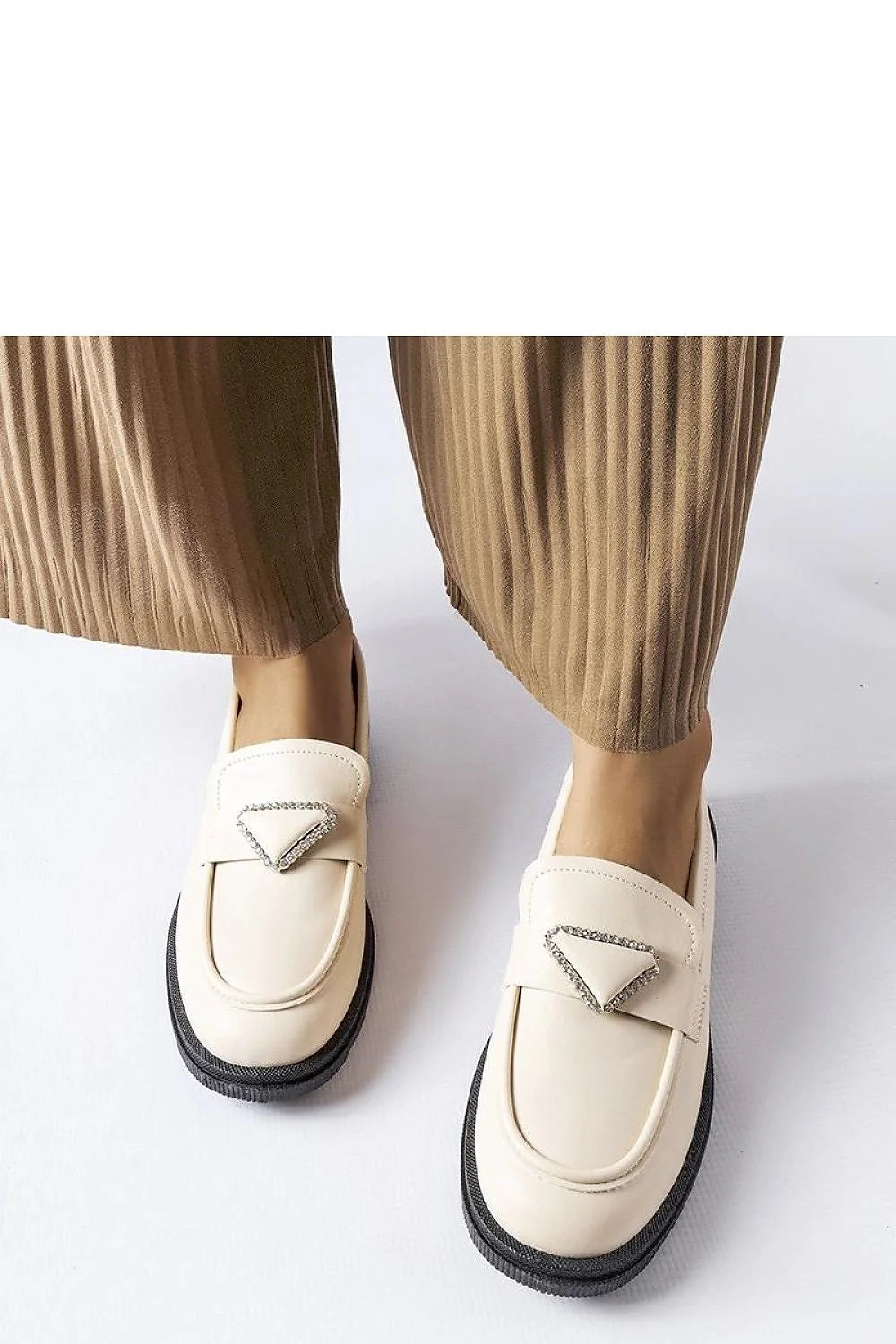 Moccasins élégants pour femmes en cuir synthétique style moderne avec détails métalliques, beige, confortable