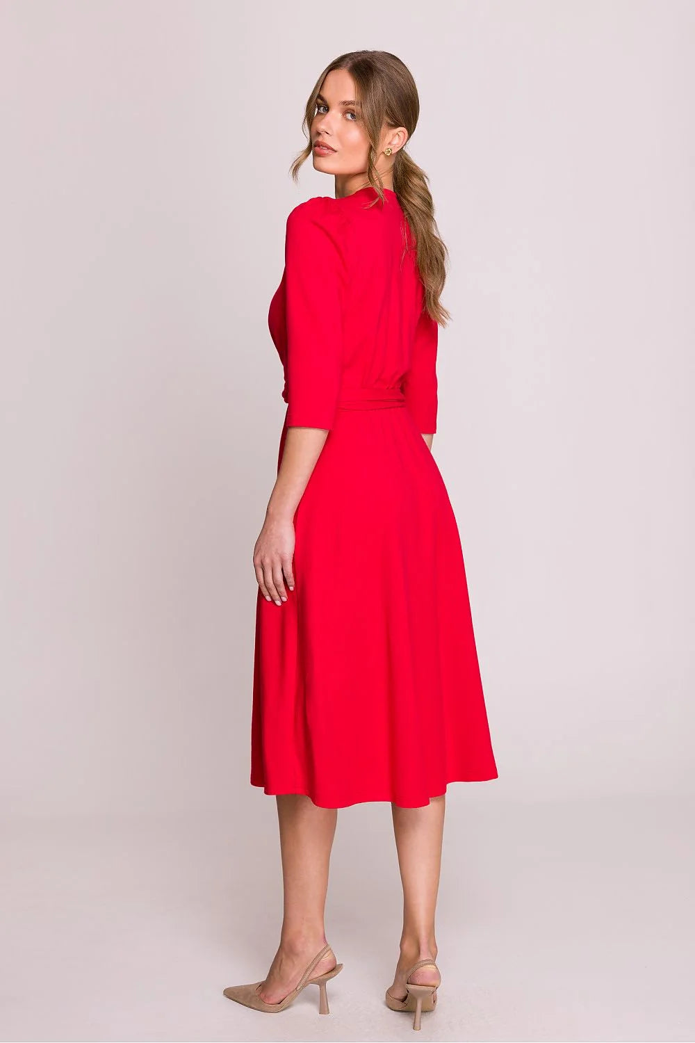robe rouge vif midi manches troisquarts encolure V plongeante taille nouée fronces cintrée jupe évasée fluide stretch élégante soirée