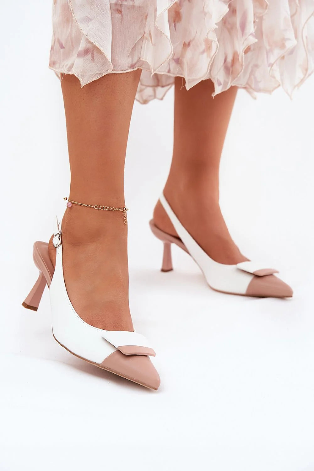 Escarpins slingback talons mi-hauts simili cuir blanc ivoire rose pâle détails nœud bride métallique confort soirée cocktail