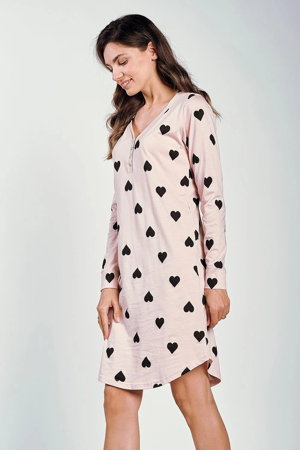Chemise de nuit femme rose pâle imprimée cœurs noirs manches longues encolure V boutons-pression tissu doux cadeau idéal