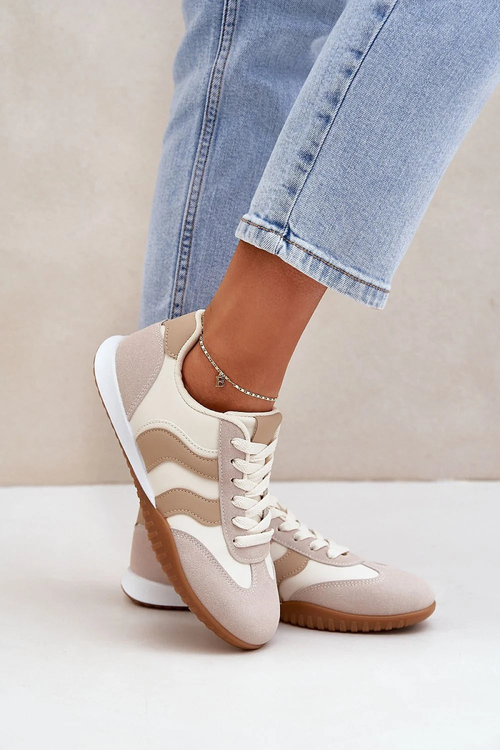 Chaussures de sport Step in style basses élégantes simili cuir beige taupe style rétro lacets blancs semelle caoutchouc femmes