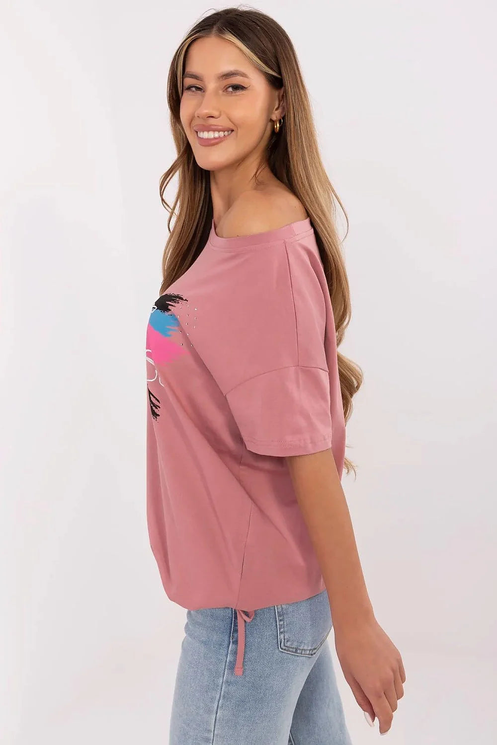 T-shirt femme design asymétrique motif artistique coton élasthanne style décontracté rose pâle manches courtes col rond épaule découverte