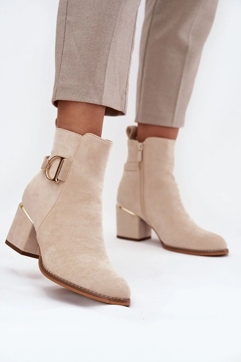 bottines cheville cuir suédé beige écologique bout amande talon bloc moyen fermeture éclair latérale boucle dorée doublure fourrure