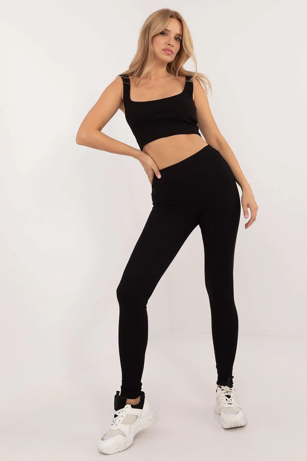 Veste zébrée audacieuse avec leggings noirs et sneakers blanches mode femme confortable