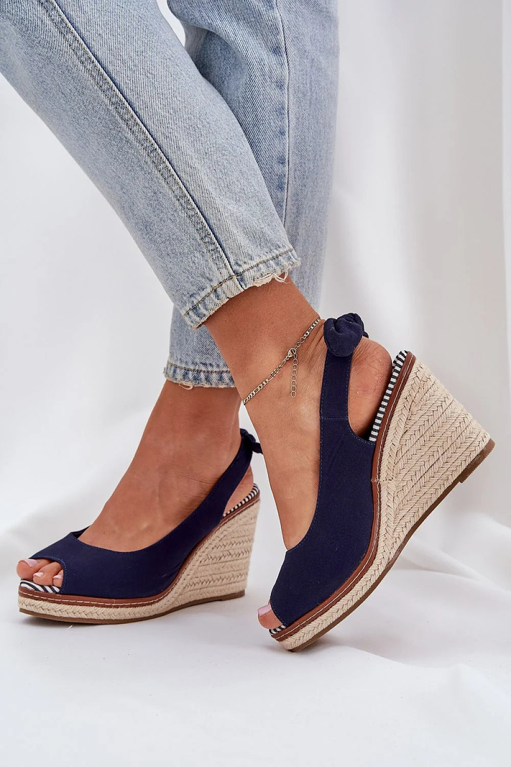 Sandales compensées style estival pour femme en toile bleu marine, design ouvert, confort maximal, look élégant et décontracté