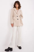 Manteau Och Bella classique beige clair polyester coupe droite col à revers ceinture manches longues boutons noirs poches à rabat pantalon blanc large fluide plis chaussures plateforme noires