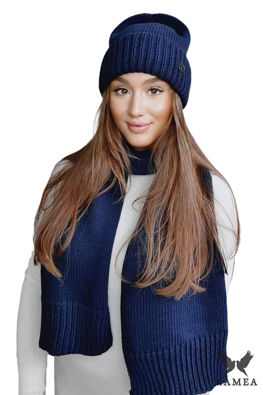 Ensemble féminin chic bonnet écharpe tricot maille épaisse bleu marine style moderne coupe classique logo métallique
