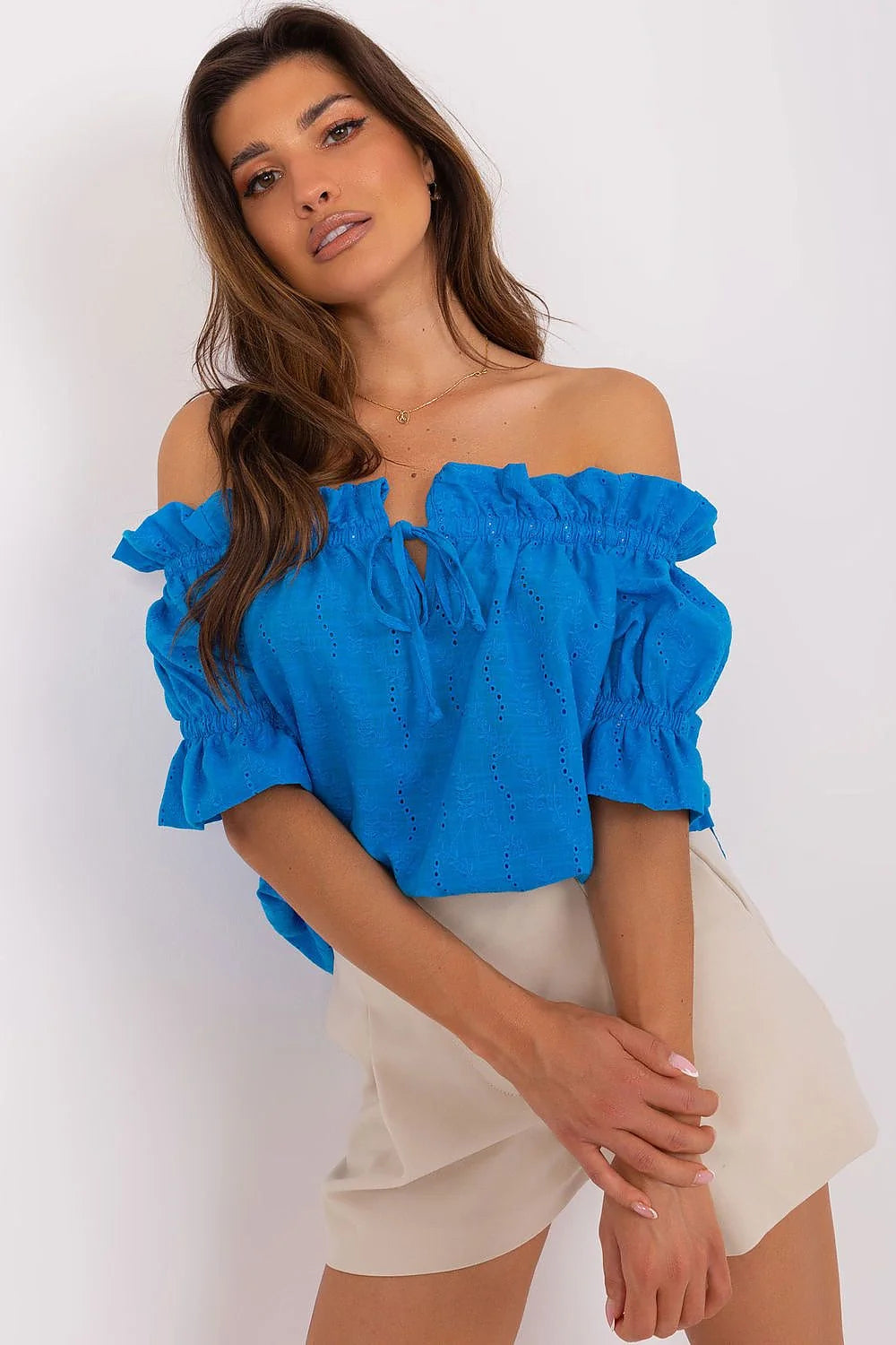 Chemisier Lakerta à épaules dénudées style off-the-shoulder en coton 100% bleu vif broderies détails élégants pour femme