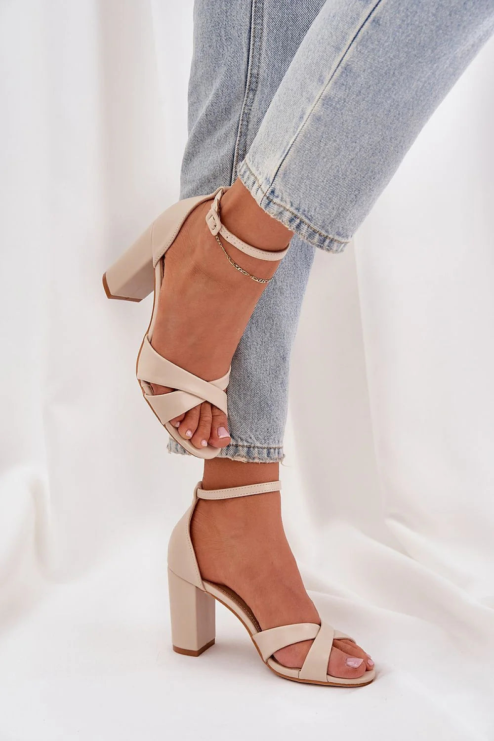 Sandales à talons carrés femmes beige nude élégance confort été tendance style minimaliste occasionnels port ajustable lanières fermeture boucle été