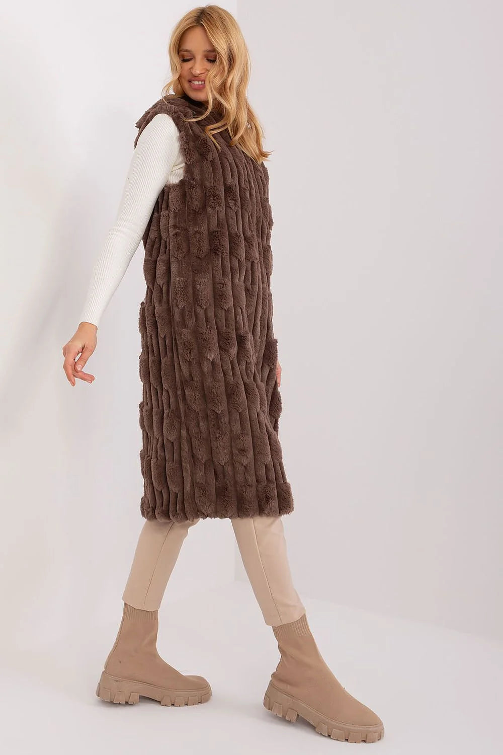 Gilet long sans manches pour femme en fausse fourrure brun chocolat élégant moderne coupe droite zip central poches latérales