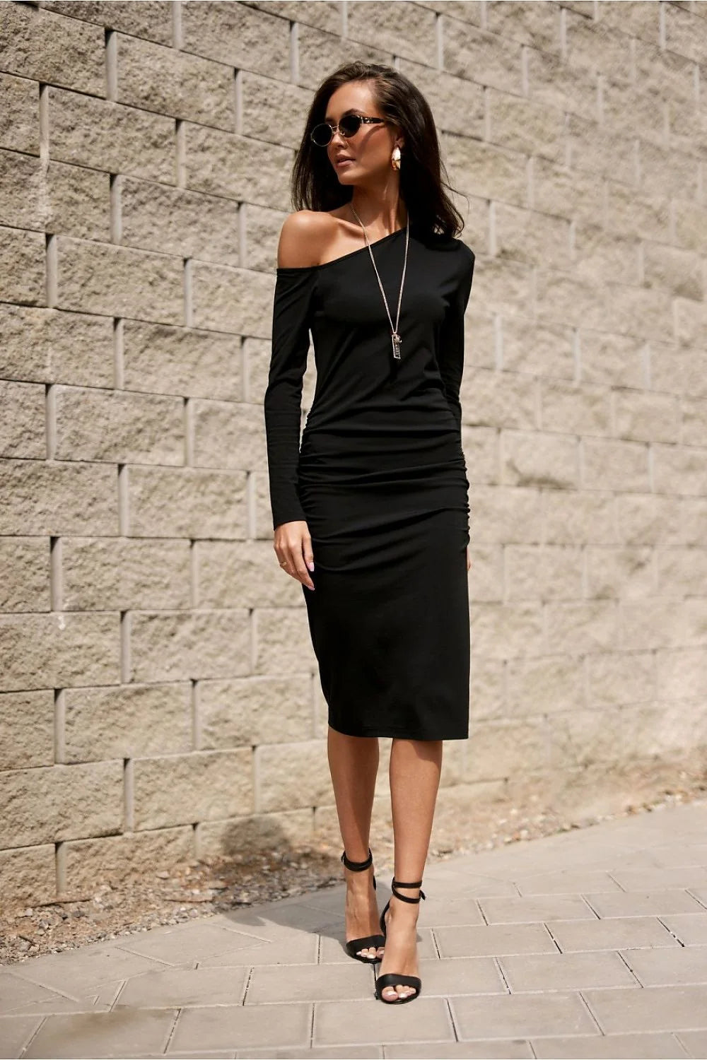 robe midi noire asymétrique monoépaule fourreau moulante manches longues jersey stretch fronces latérales taille cintrée pullon finition soignée polonaise
