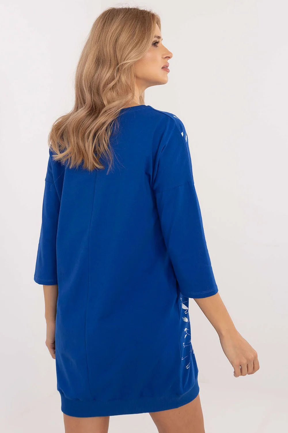 Robe femme moderne casual motif floral abstrait bleu tissu doux manches 3/4 col rond coupe semi-ajustée confortable