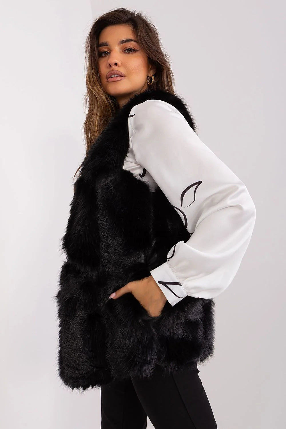 Gilet en fausse fourrure noir pour femme, style élégant, coupe ajustée, sans fermeture, texture douce