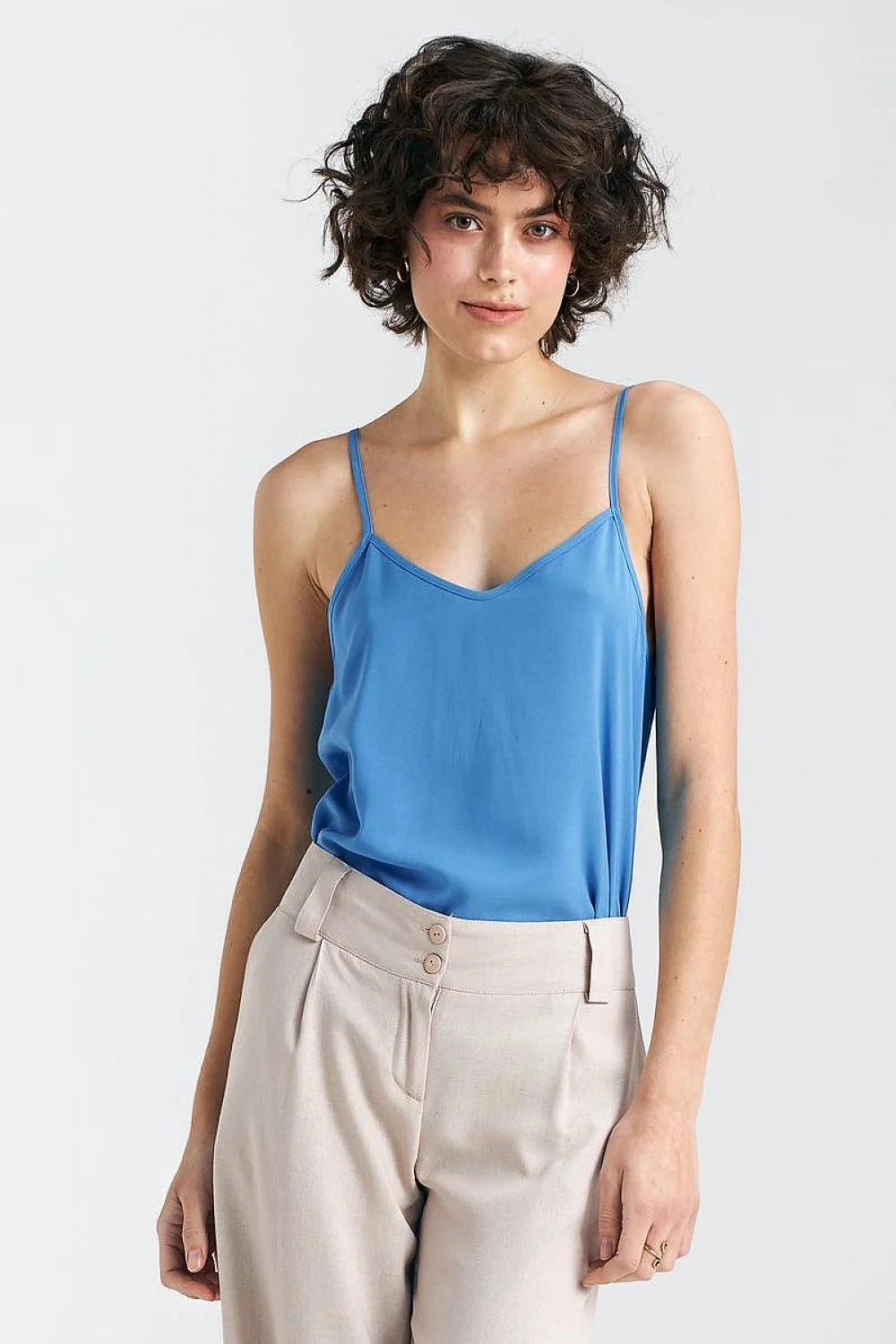 Débardeur à bretelles fines en viscose douce, couleur bleu clair, coupe ajustée, style minimaliste et moderne pour femmes