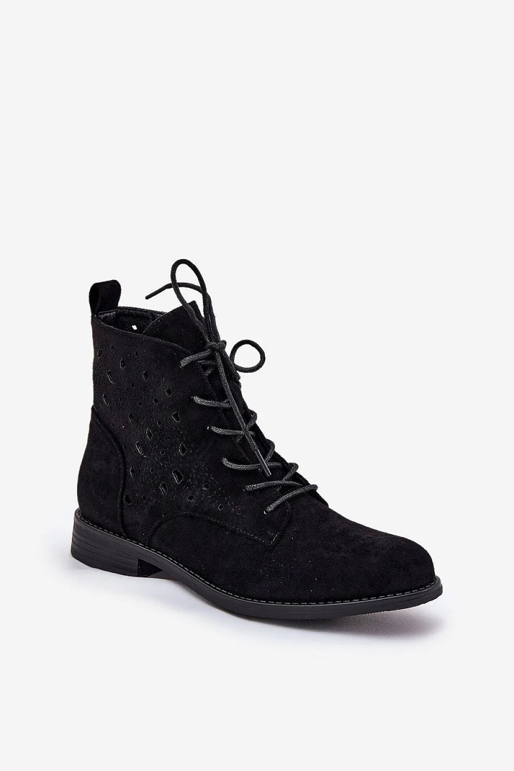 Bottes Step in style pour femmes, design moderne et classique, cuir suédé noir, motifs perforés, laçage personnalisé, semelle durable, confort toute la journée, look casual chic