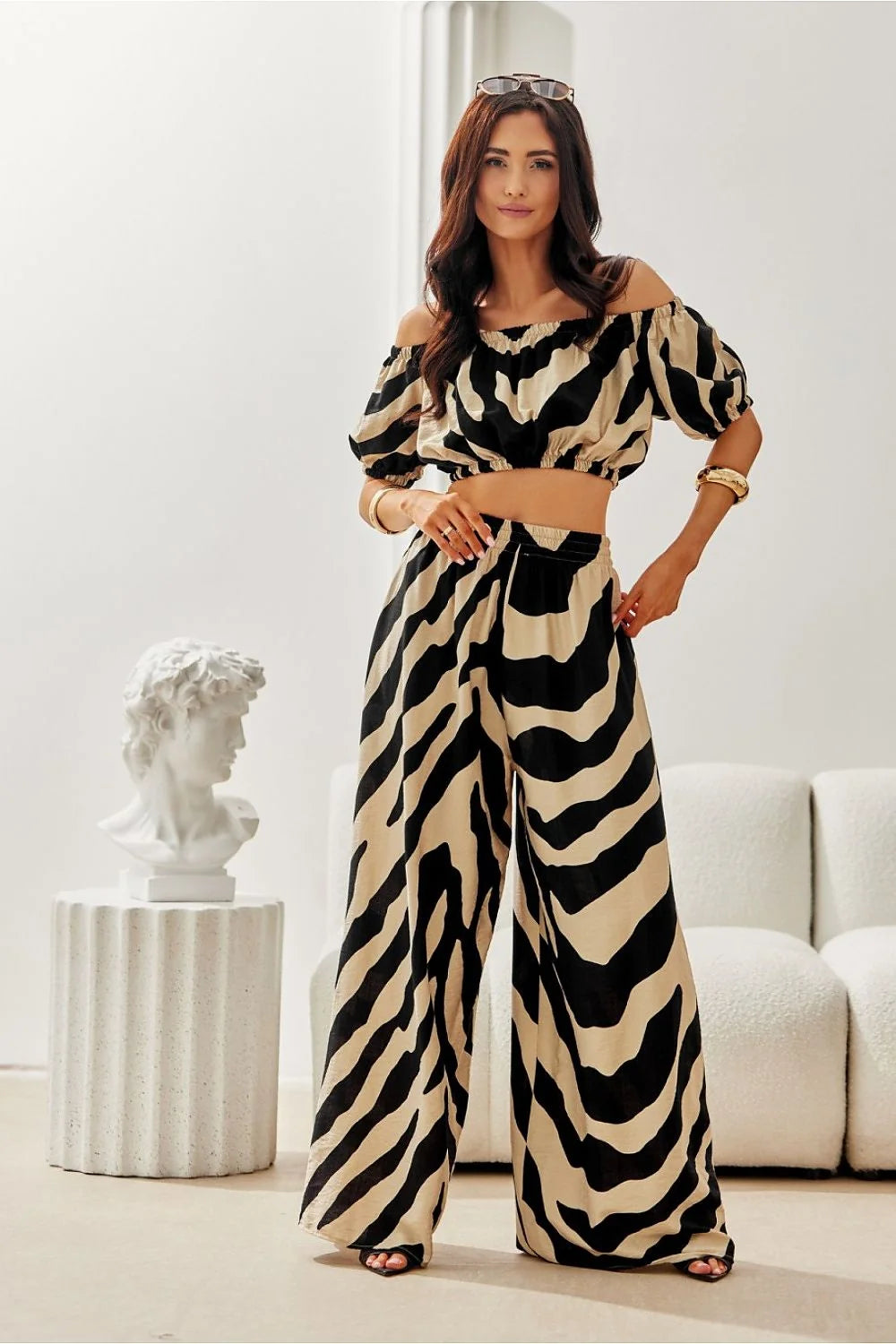 Ensemble vêtements femmes chic moderne crop top short épaules dénudées manches bouffantes taille haute tissu léger zébré noir beige été