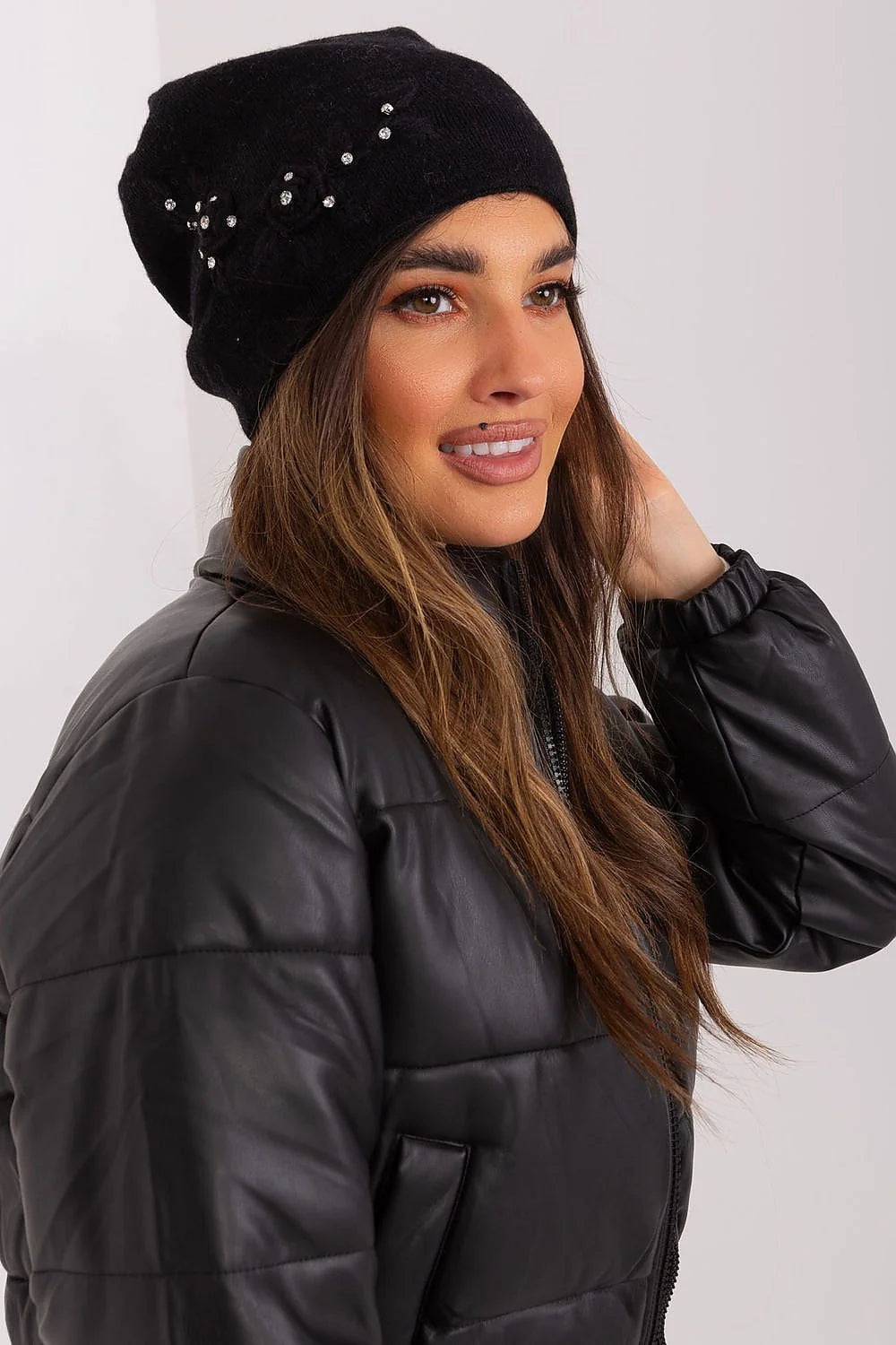 Bonnet d'hiver pour femme en tricot lisse, acrylique, coton, cachemire, noir, design simple, chic, perlé, élégance, versatile, style urbain, comfort, froid
