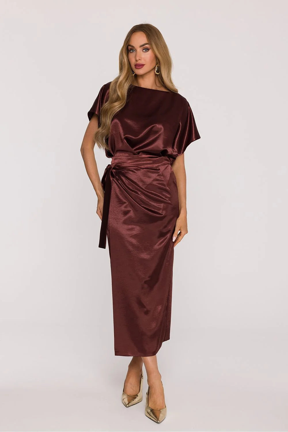 robe midi satin bordeaux col bateau manches kimono fluidité brillant drapé taille nouée côté cintrée élégante féminine soirée cocktail
