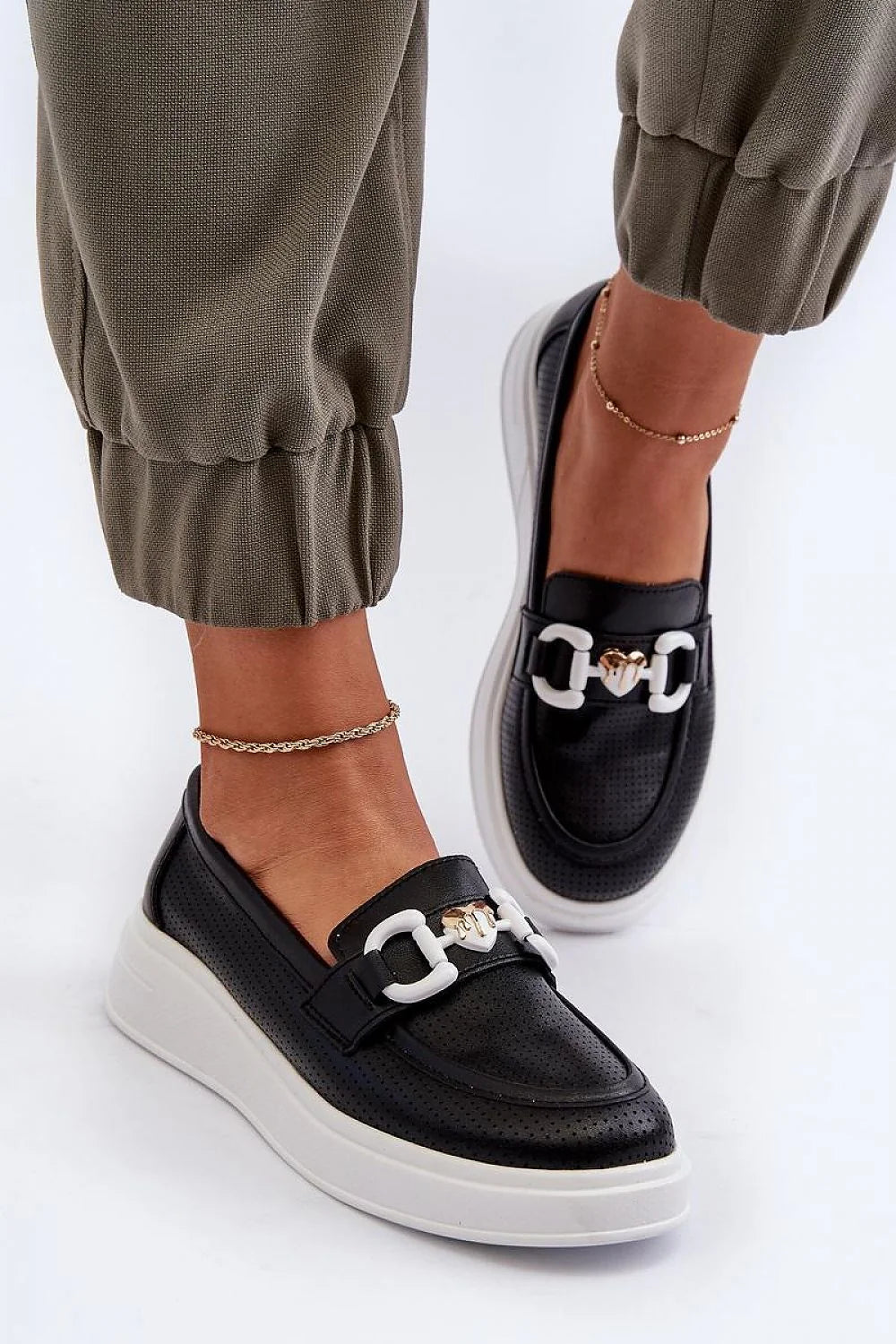 Mocassins pour femmes Step in style, design moderne, cuir perforé noir, semelle épaisse blanche, détails dorés, confort et style, tailles disponibles