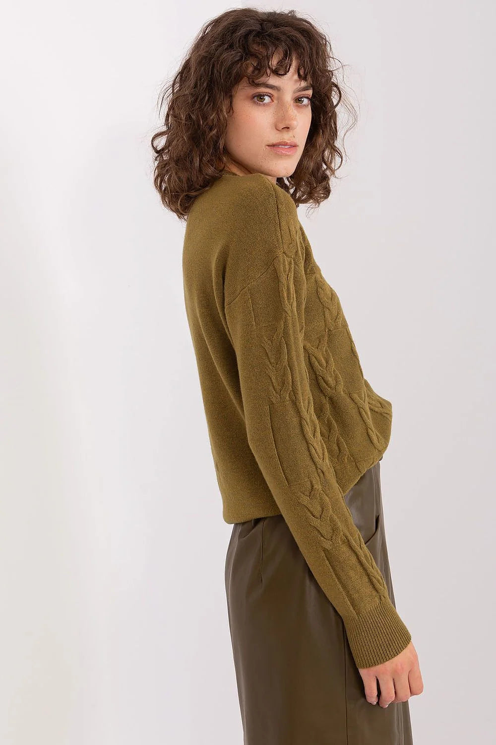 Pull femme maille torsadée motif câbles coupe ample épaules tombantes matériau doux texture visuelle intérressante