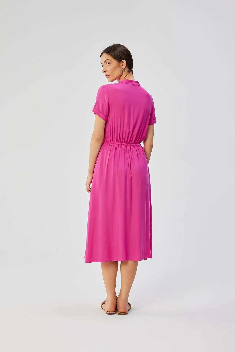 Robe de jour élégante mid-length manches courtes col en V ajustée ceinture ton sur ton couleur rose vif femme
