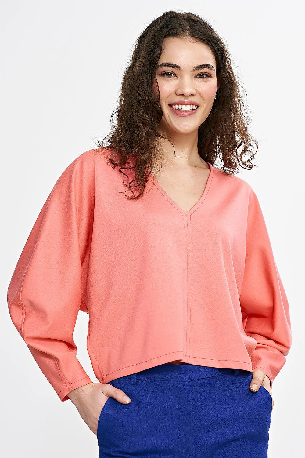chemisier féminin moderne viscose rose saumon manches longues encolure V profonde coupe loose ample fluide taille haute ourlet asymétrique